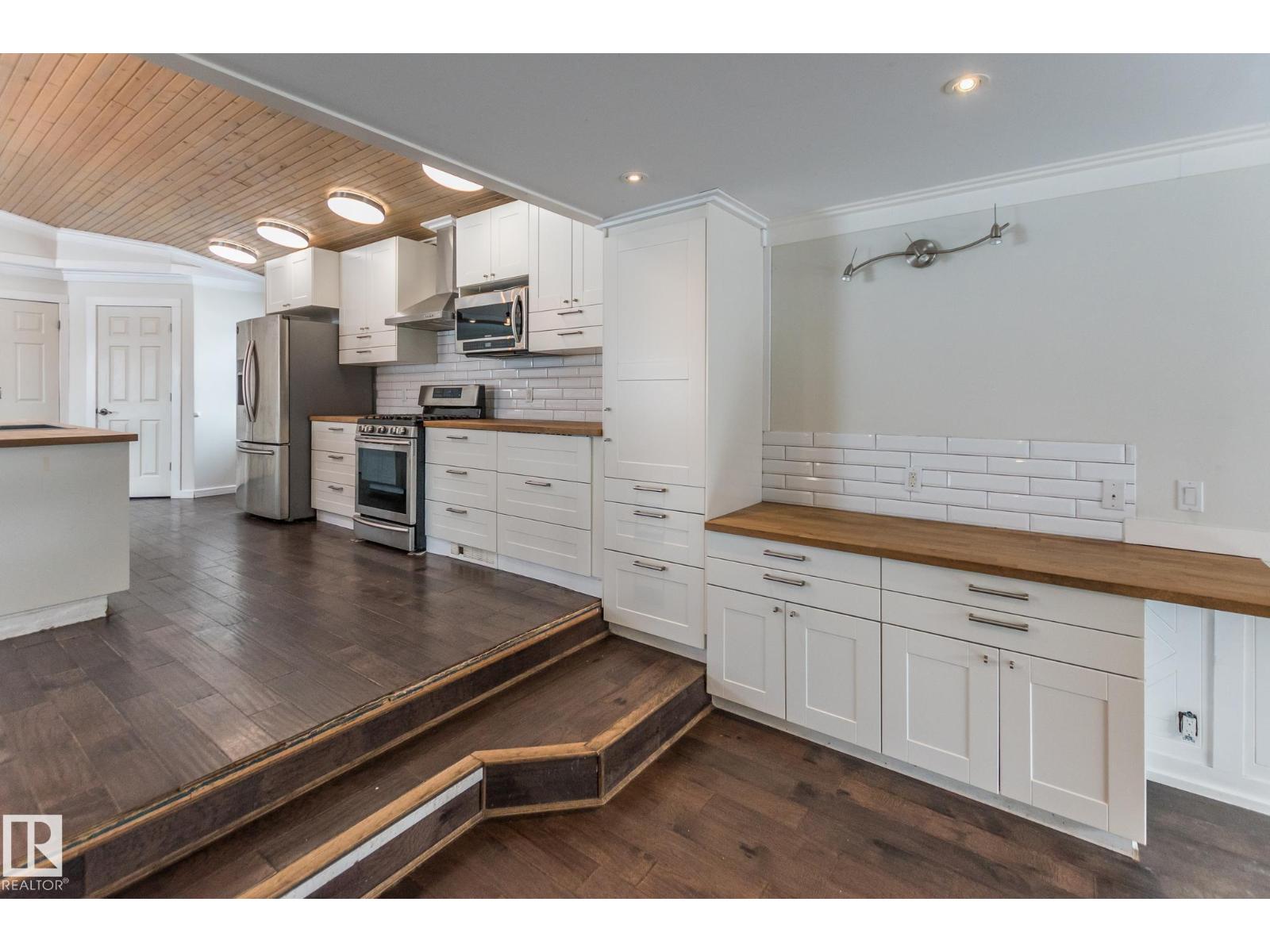 4305 44 ST - 13