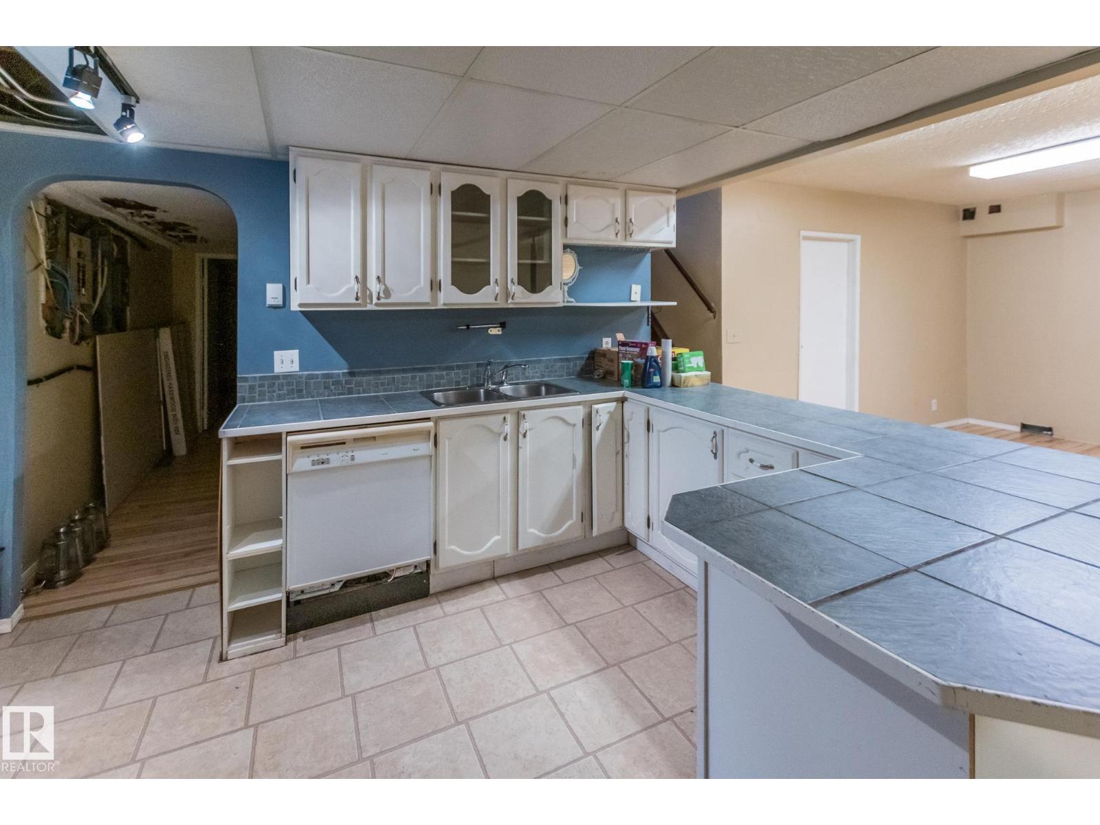 4305 44 ST - 40