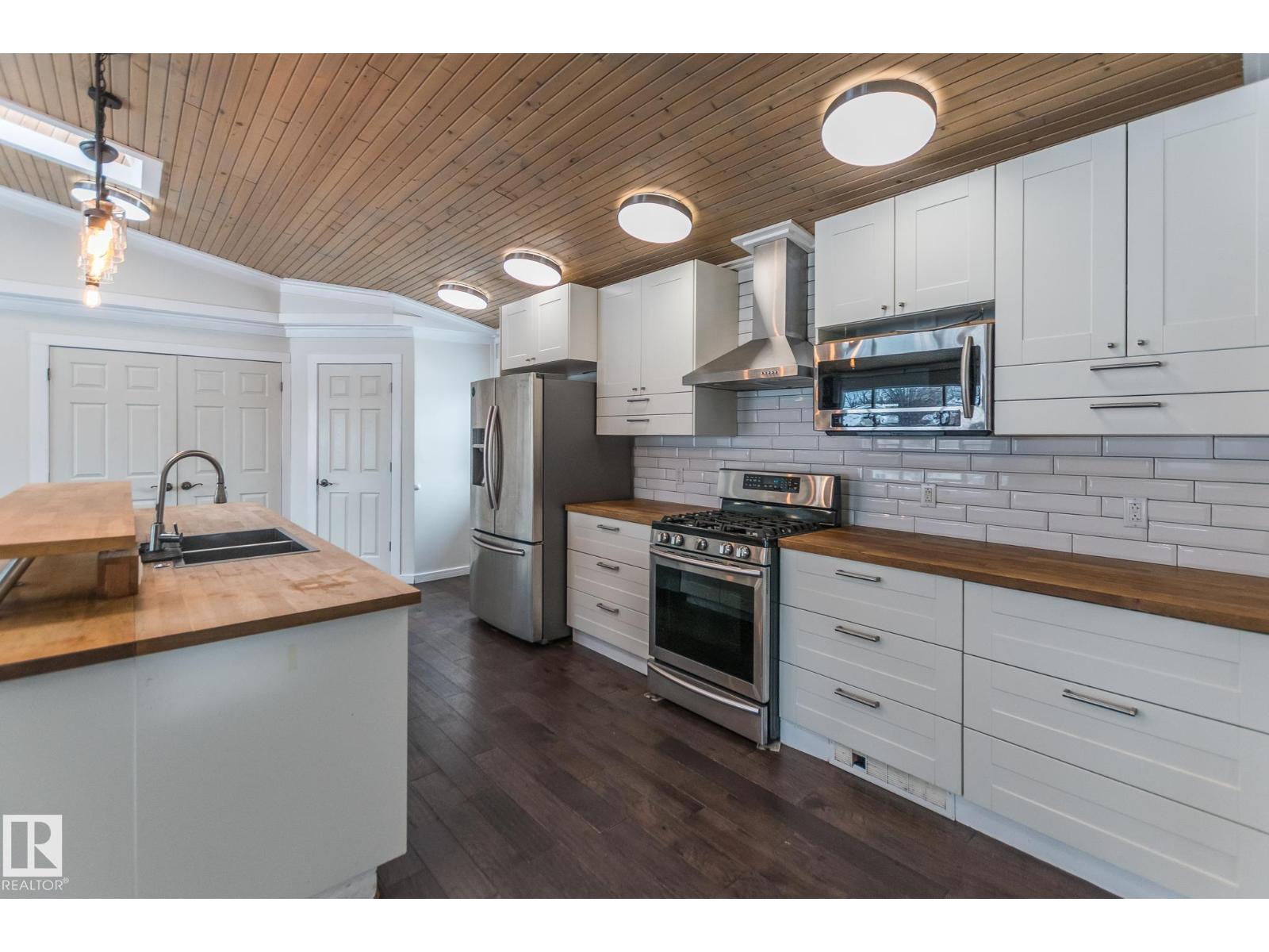 4305 44 ST - 10