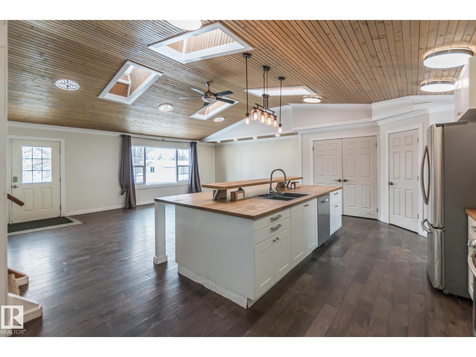 4305 44 ST - 14