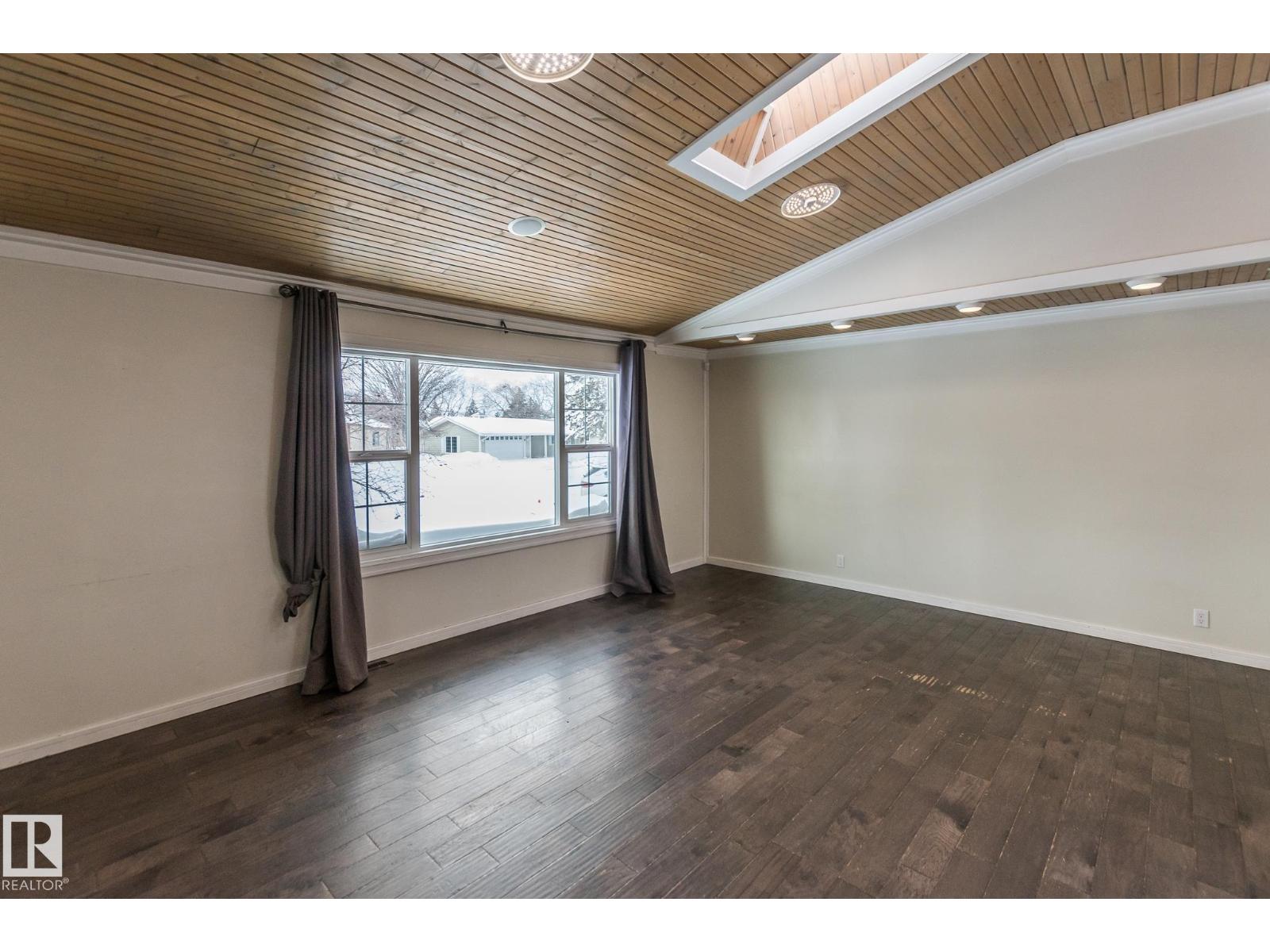 4305 44 ST - 7