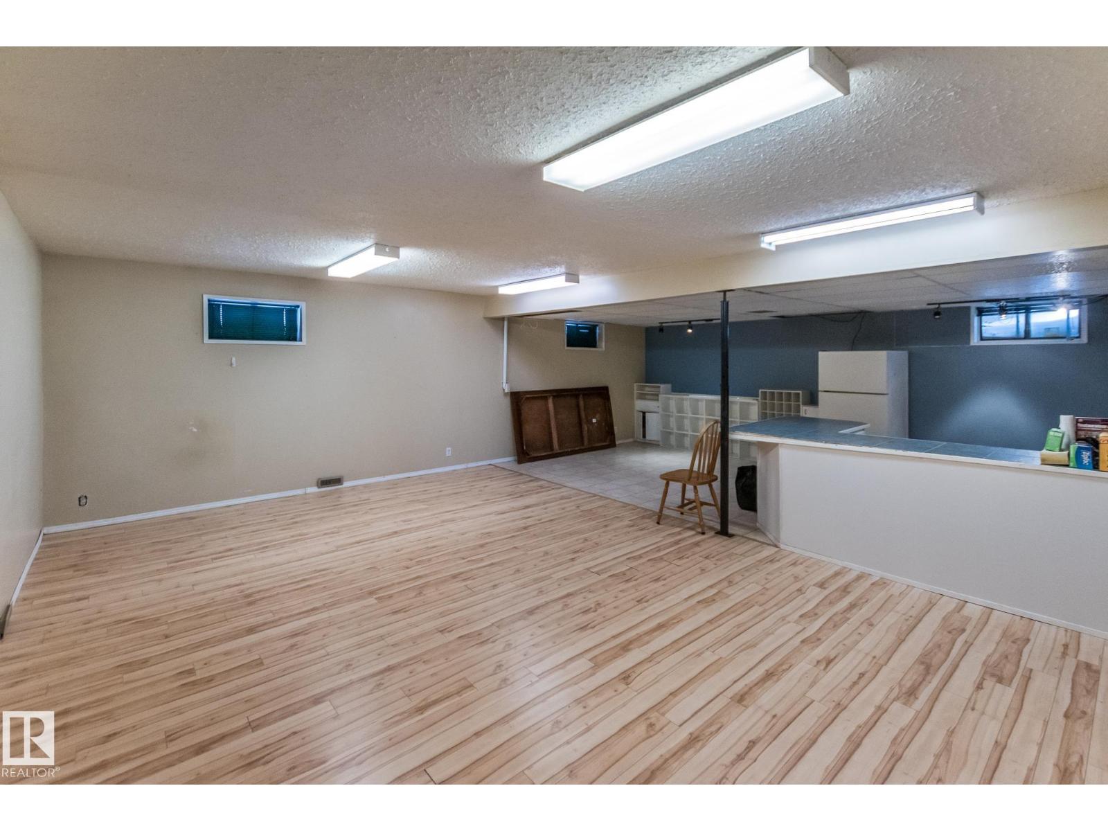 4305 44 ST - 37