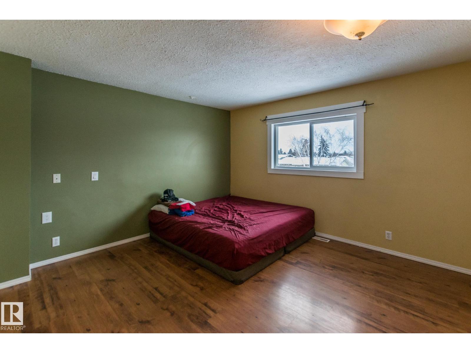 4305 44 ST - 32
