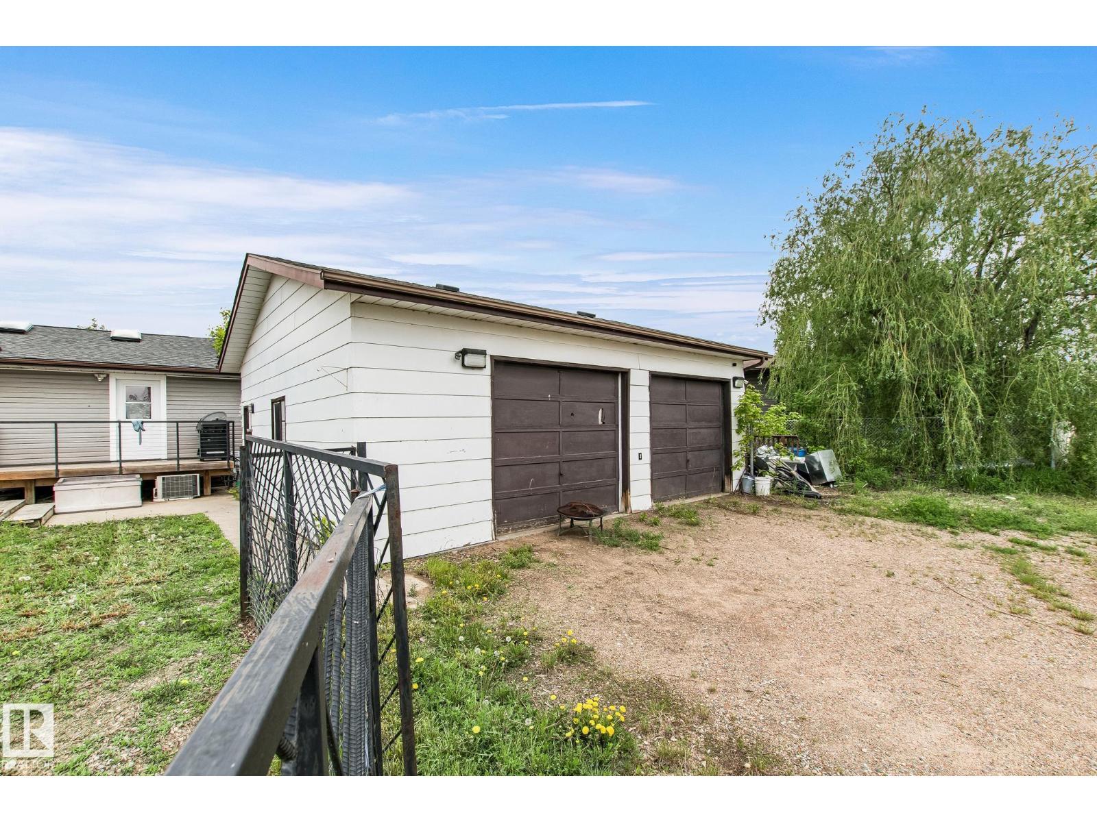 4305 44 ST - 45