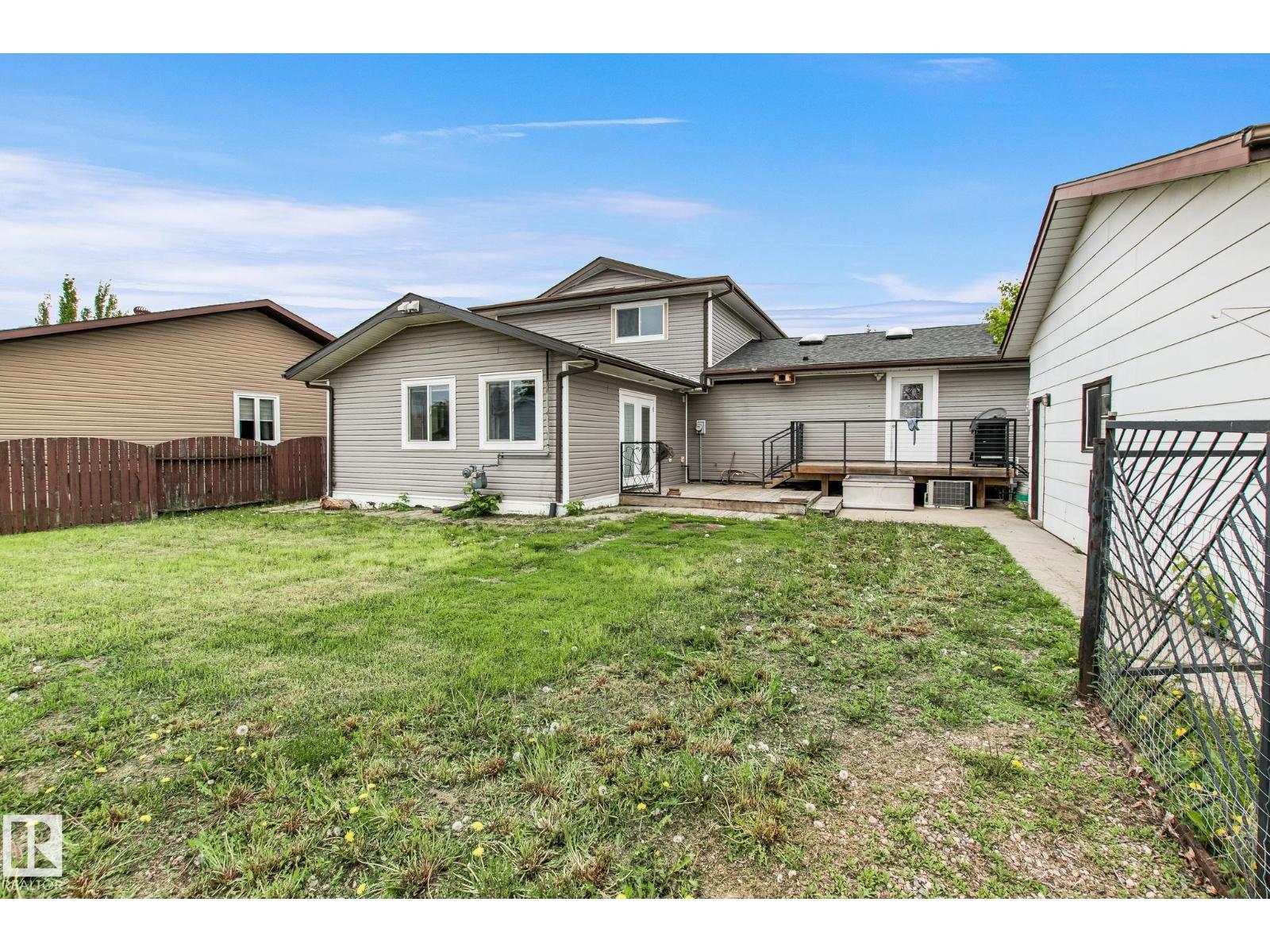 4305 44 ST - 44