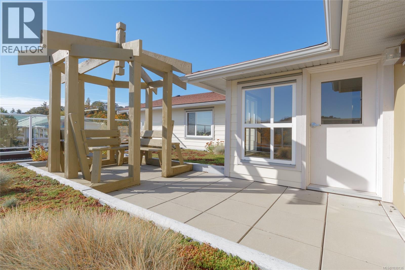 105 1514 Church Ave, Saanich