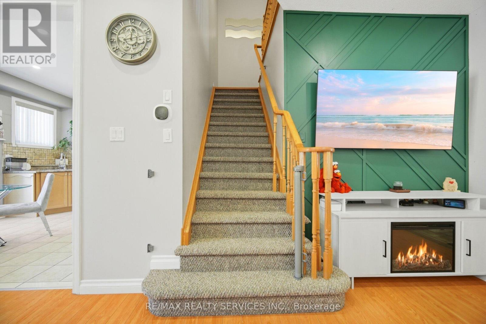 32 ASHDALE ROAD - 18
