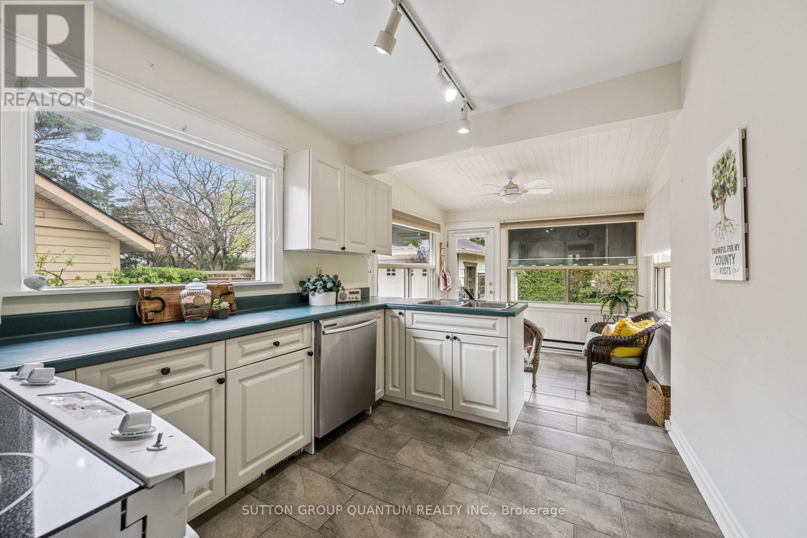 2085 EMERALD CRESCENT - 13