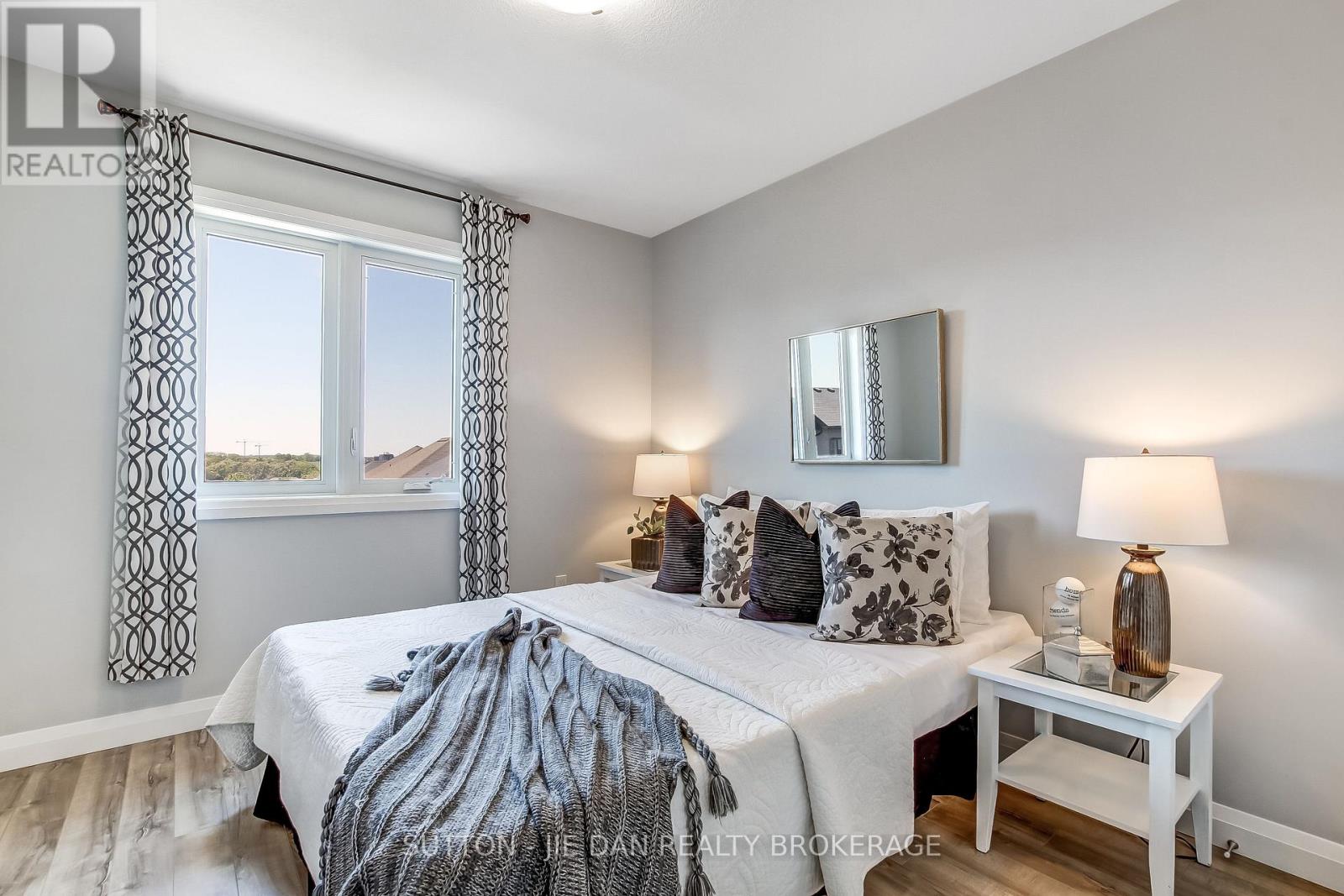 #2 819 KLEINBURG DRIVE - 16