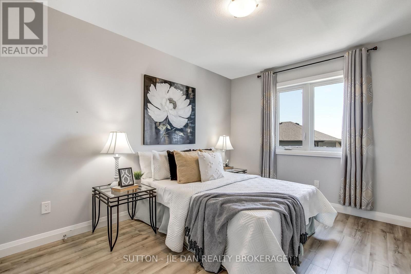 #2 819 KLEINBURG DRIVE - 17