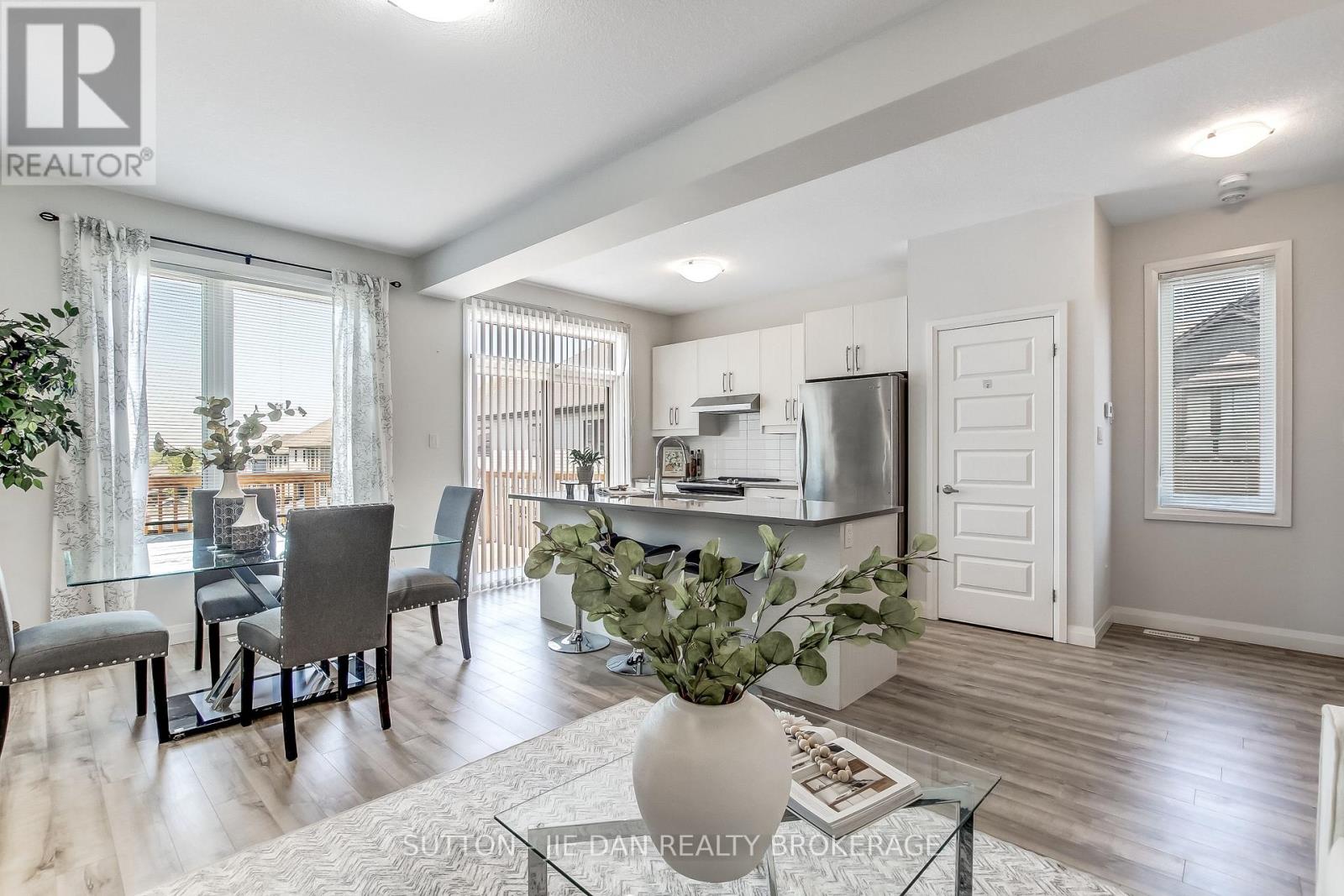 #2 819 KLEINBURG DRIVE - 3