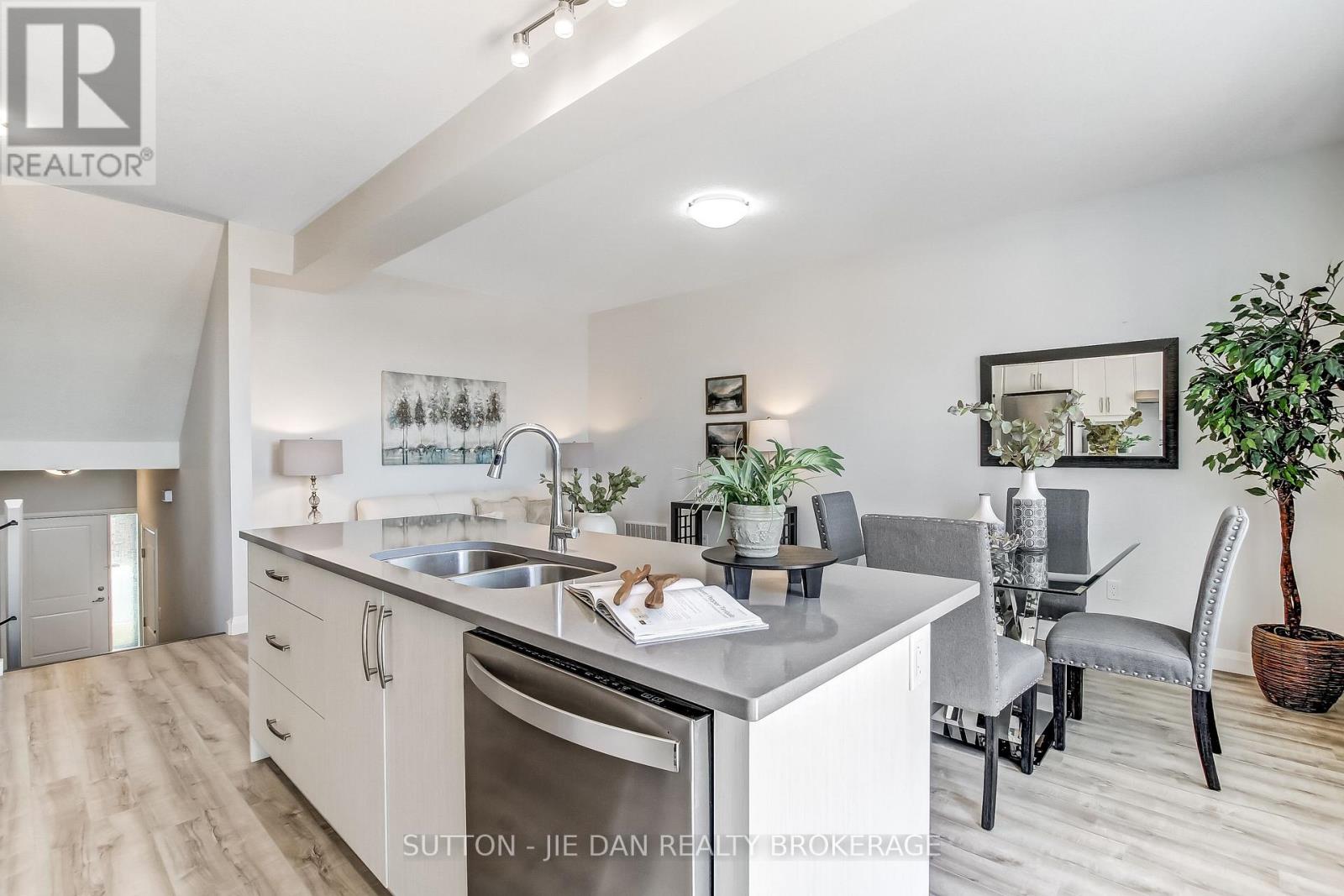 #2 819 KLEINBURG DRIVE - 4