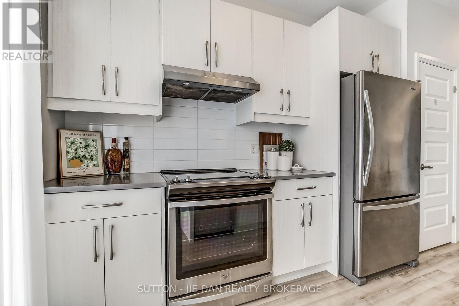 #2 819 KLEINBURG DRIVE - 8