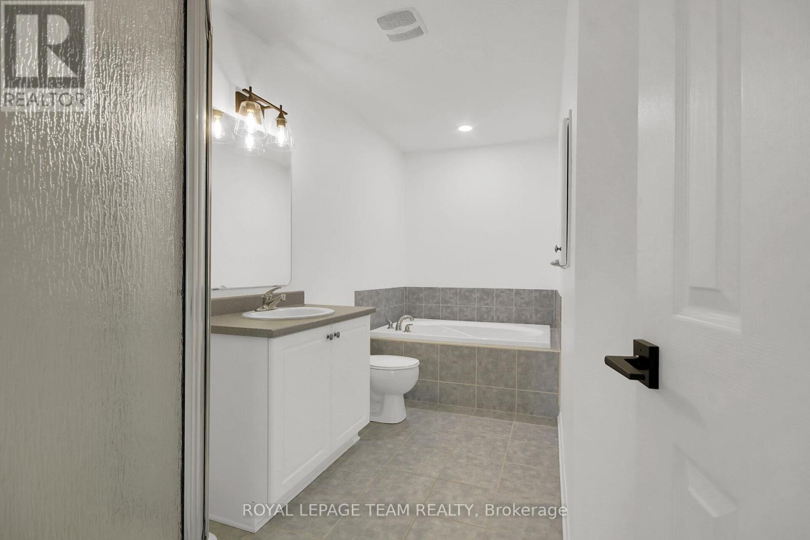 3 Bed, 3 Bath House for Sale in Ottawa – 190 SADDLESMITH CIRCLE, Ottawa – MLS# X13240326 - Image 9