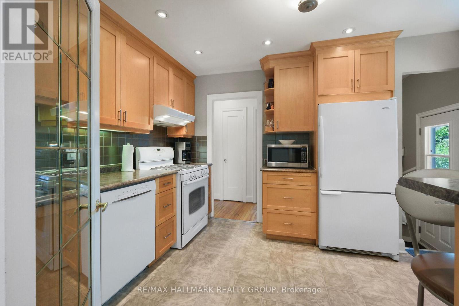 20 FERN AVENUE - 8