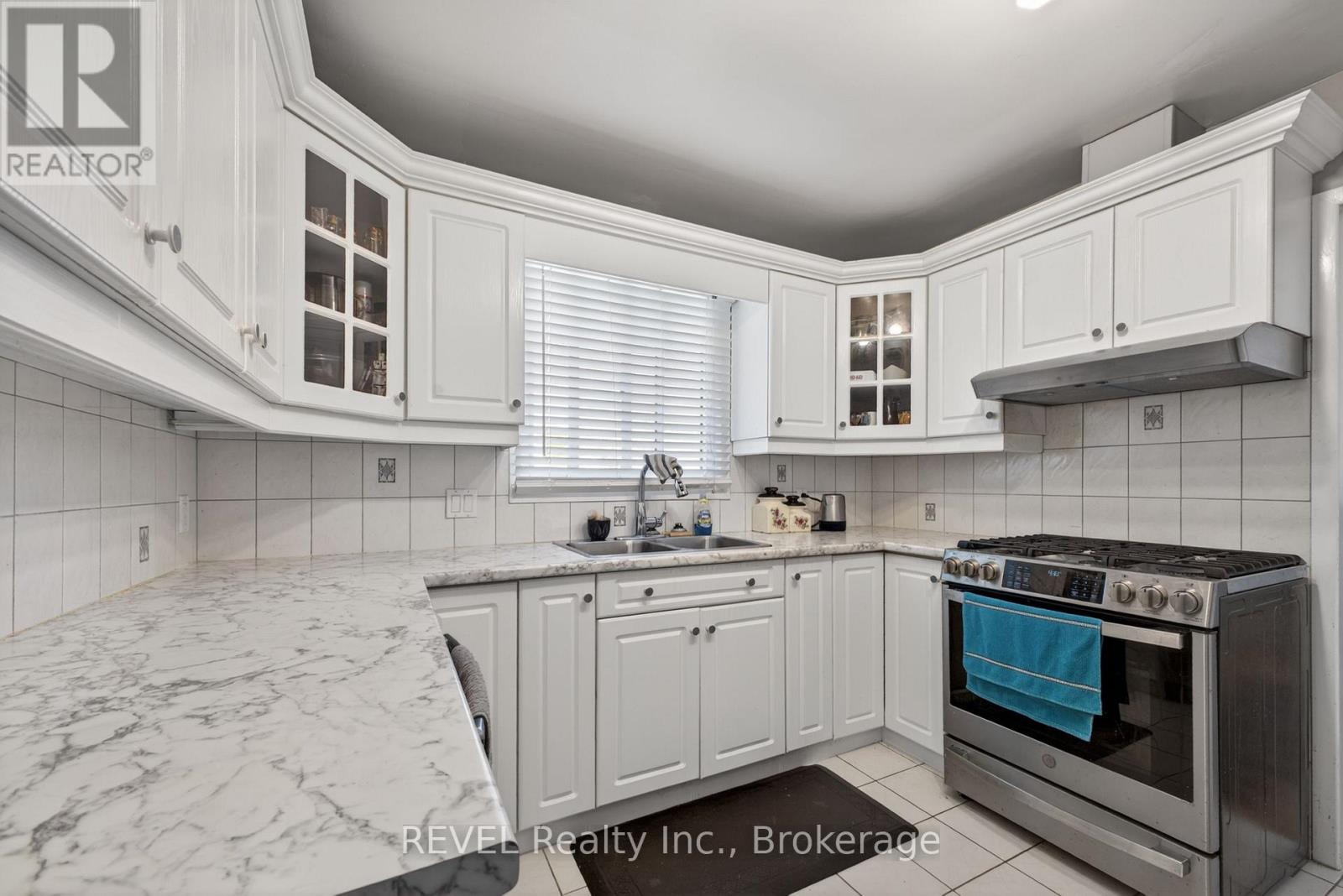 9 REXLEIGH CRESCENT - 12
