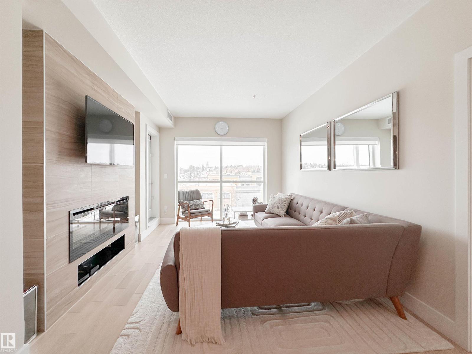 #718 200 BELLEROSE DR - 16