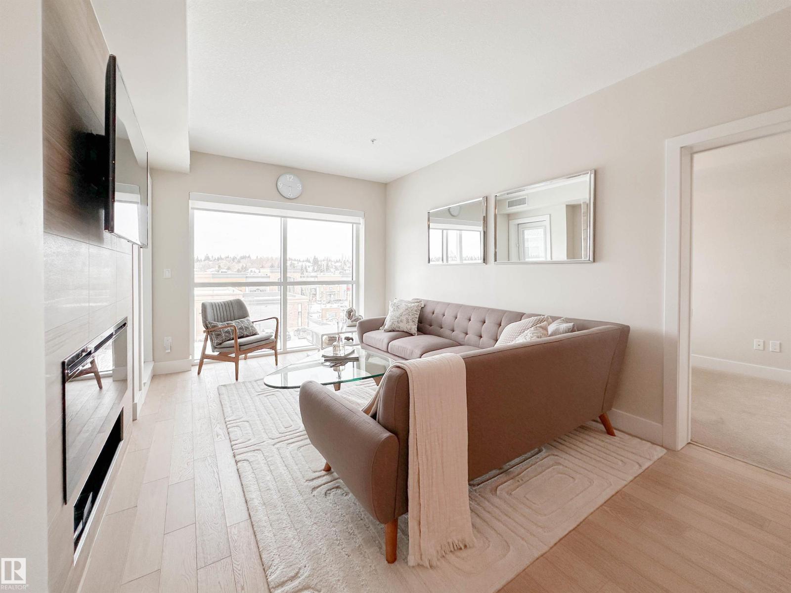 #718 200 BELLEROSE DR - 17