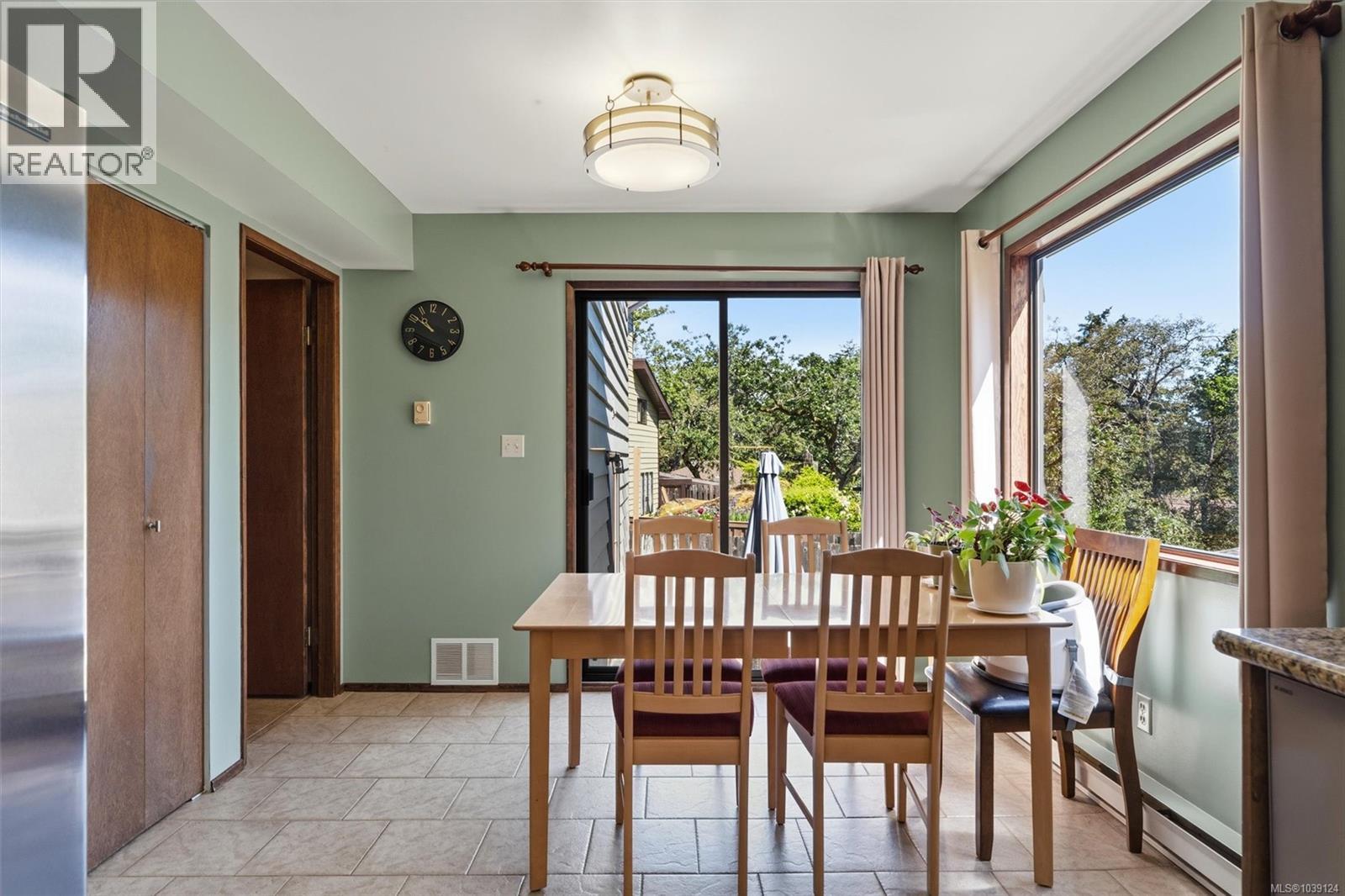  907 Woodhall Drive, Saanich