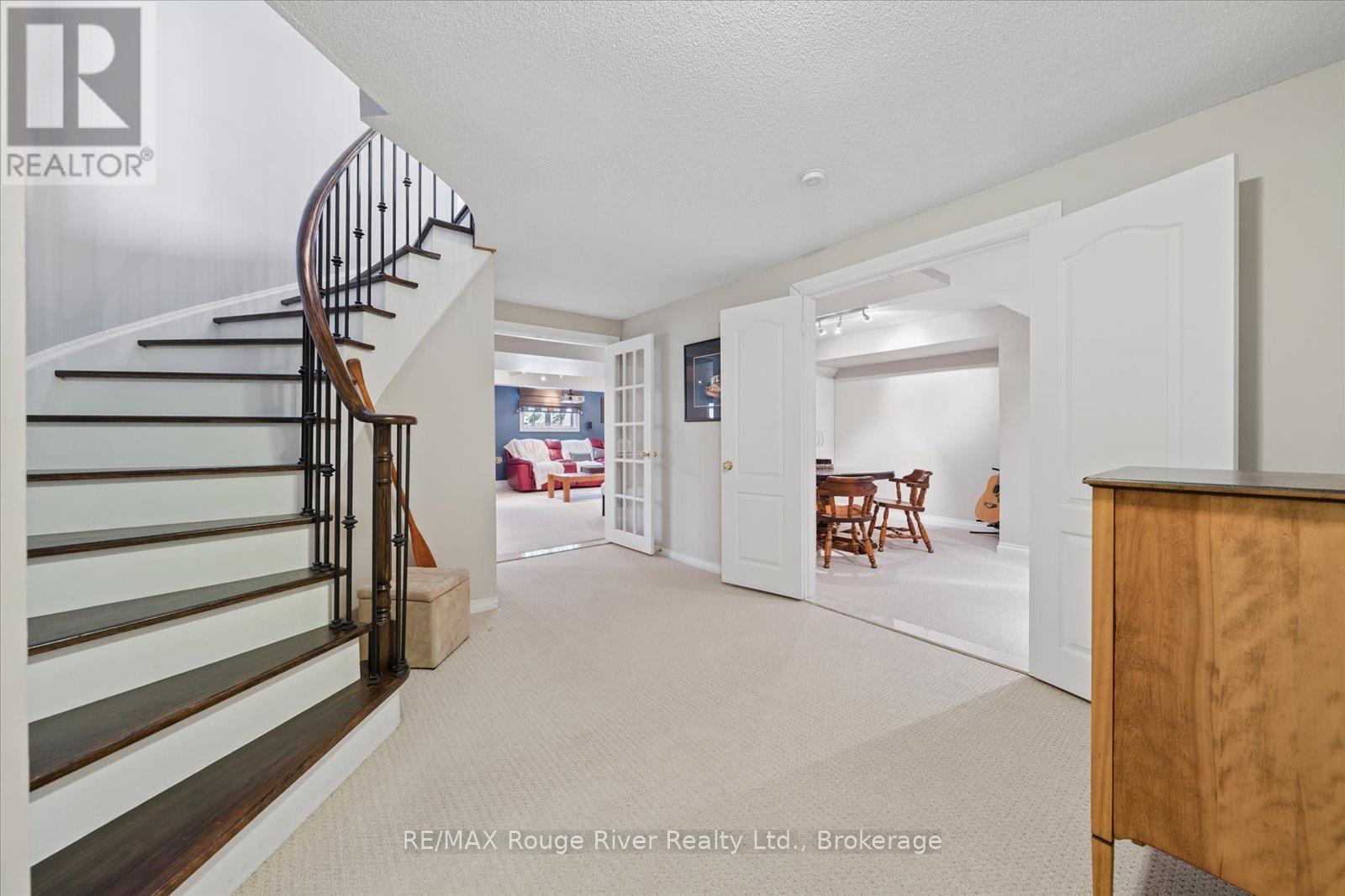8 BRIGGS CRESCENT - 32