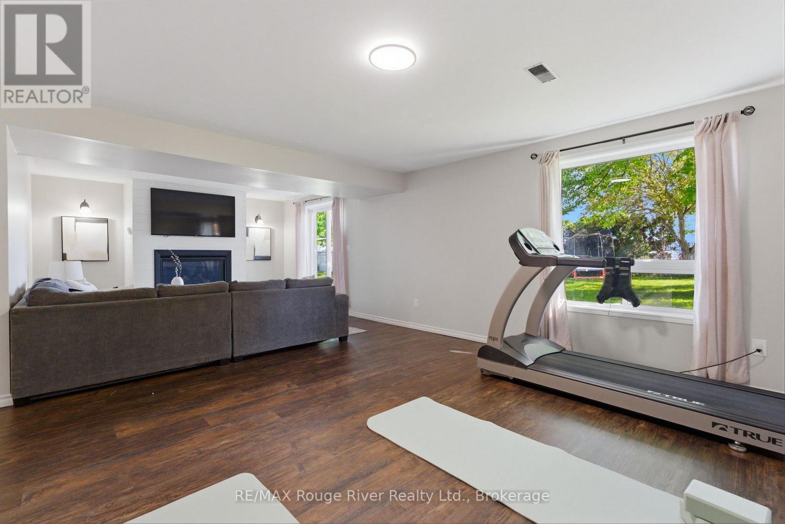 15 LAKEVIEW DRIVE - 32