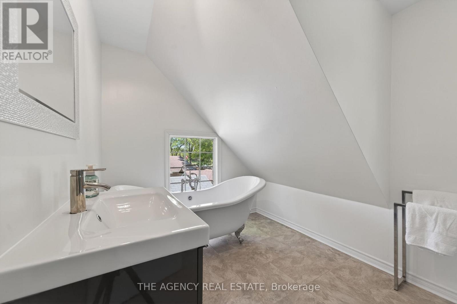7904 KATHARINE CRESCENT - 17