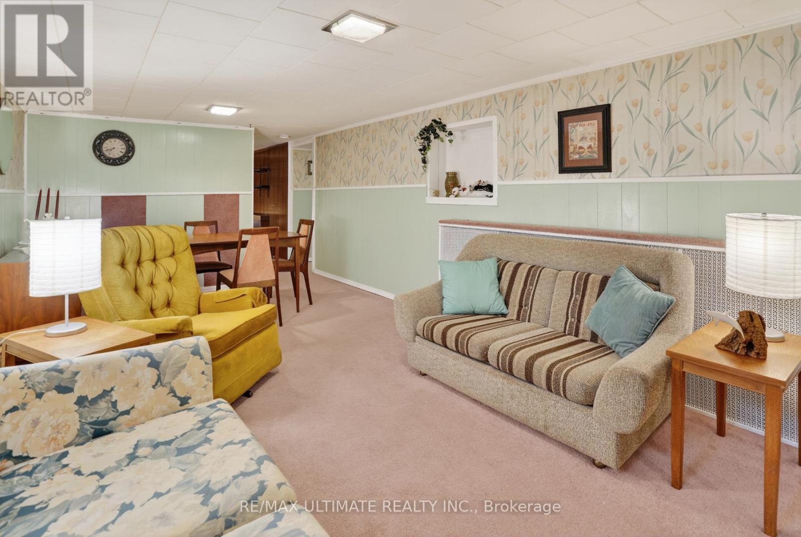 20 CORINNE CRESCENT - 43