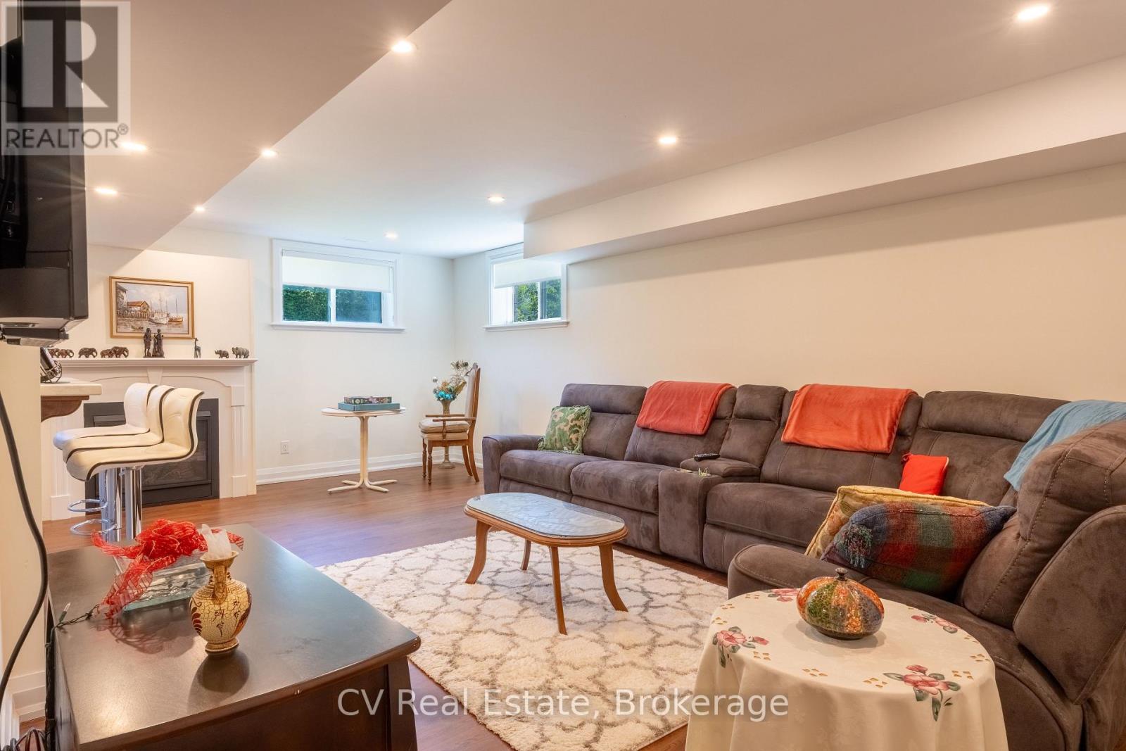 180 ST. EDMUNDS CRESCENT - 38