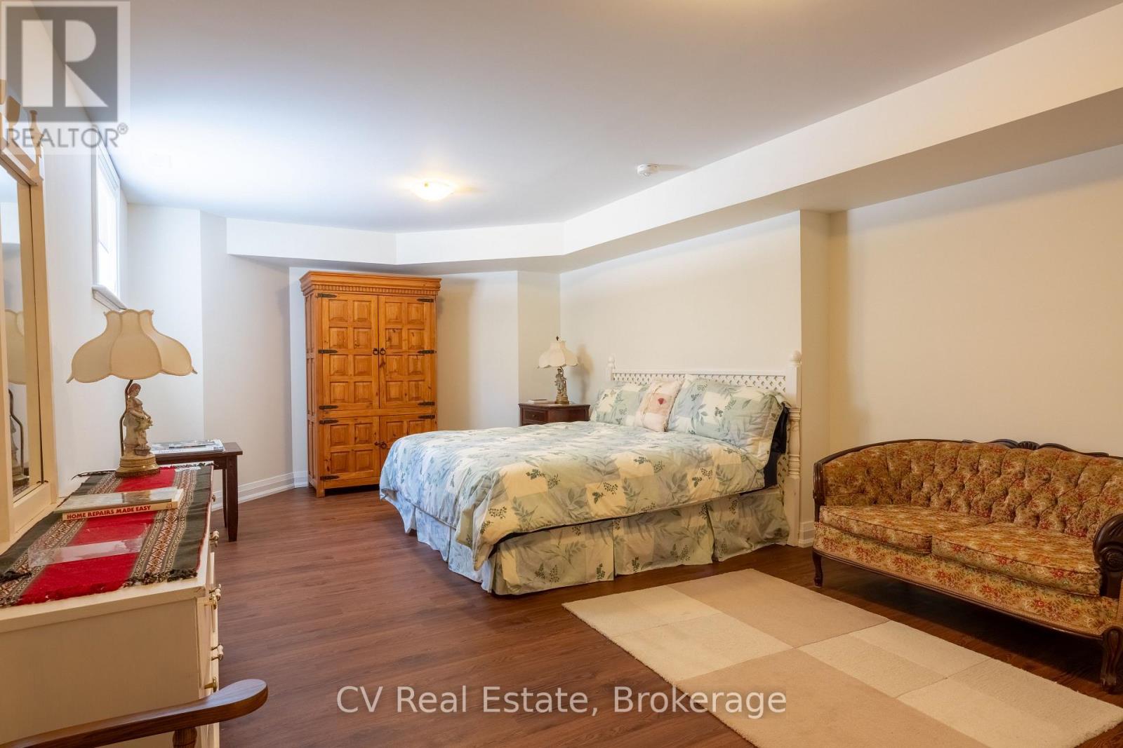 180 ST. EDMUNDS CRESCENT - 40