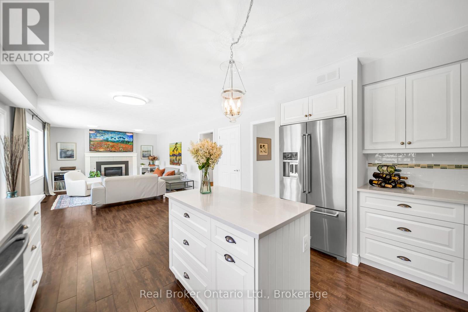 912 PARKWOOD DRIVE