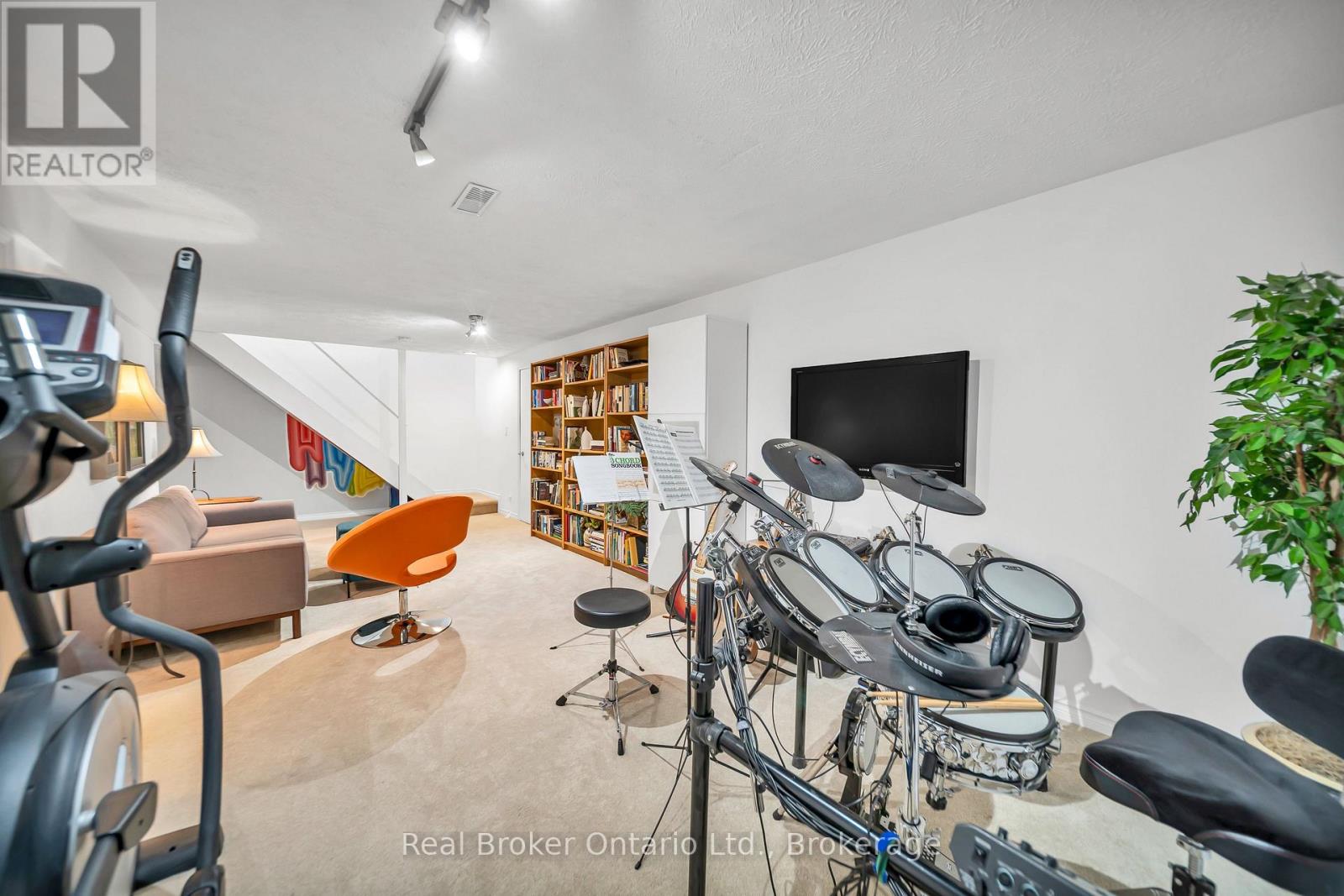 912 PARKWOOD DRIVE - 40