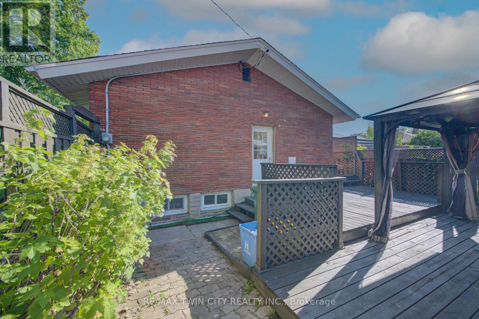 68 KINGSLEA DRIVE - 37