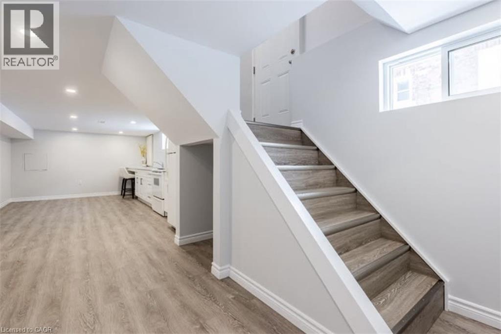 169 WALLACE Avenue S Unit# Lower