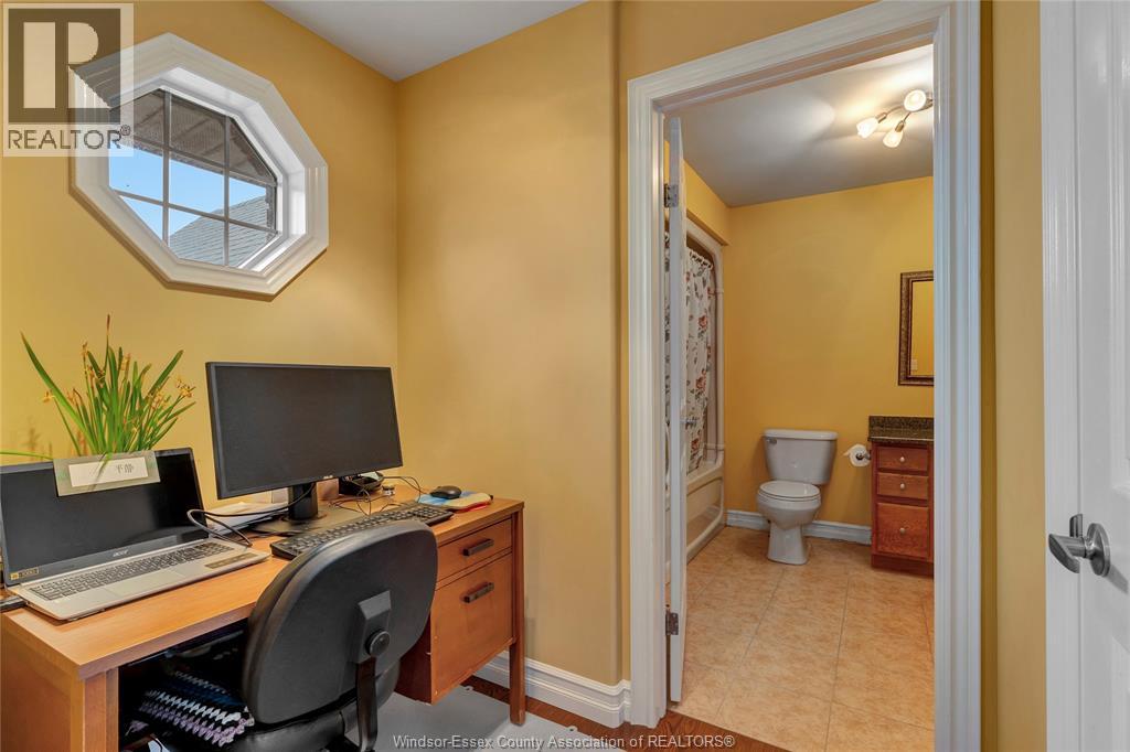 870 MCRAE AVENUE - 24