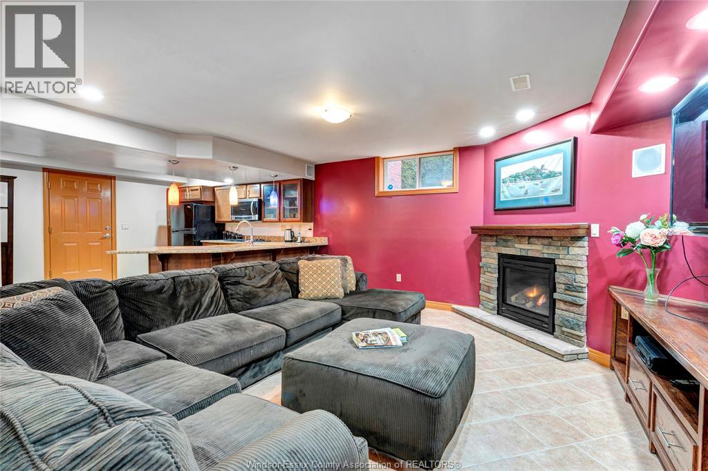 870 MCRAE AVENUE - 30