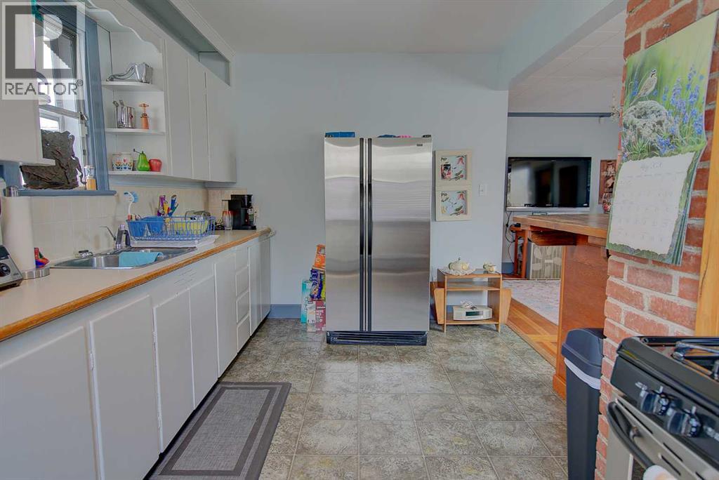 5910 52 Avenue - 17