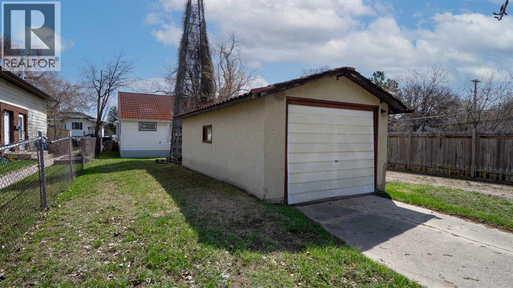 5910 52 Avenue - 12