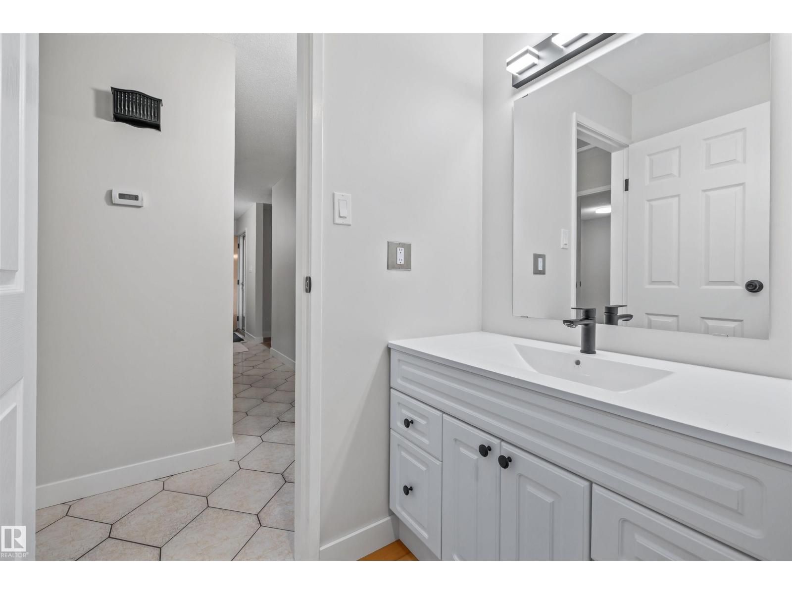 4 BENNETT PL
