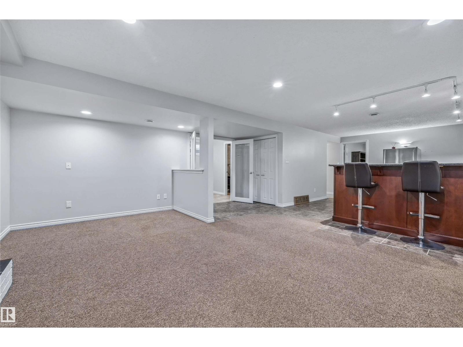 4 BENNETT PL — photo 37
