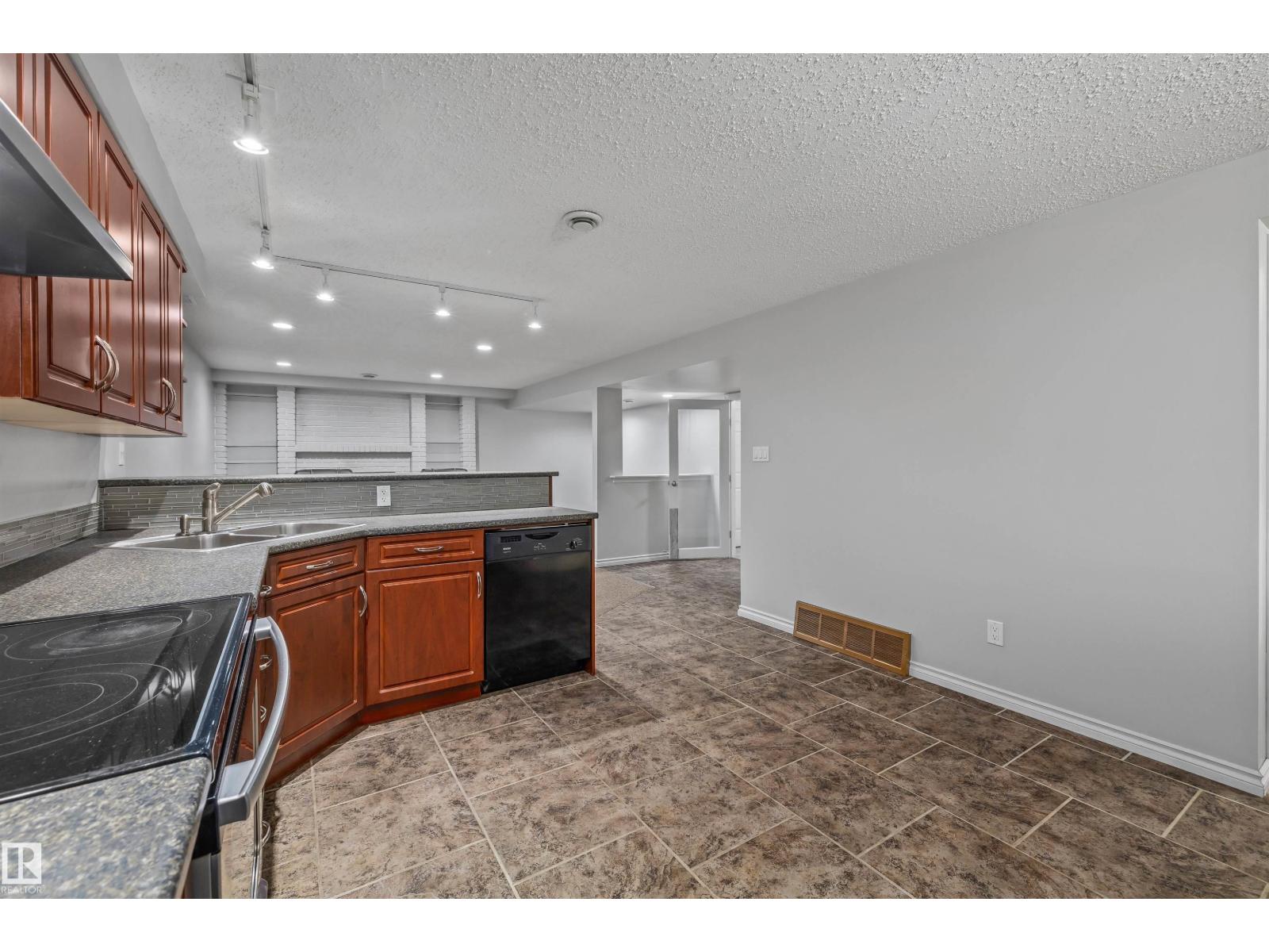 4 BENNETT PL — photo 45