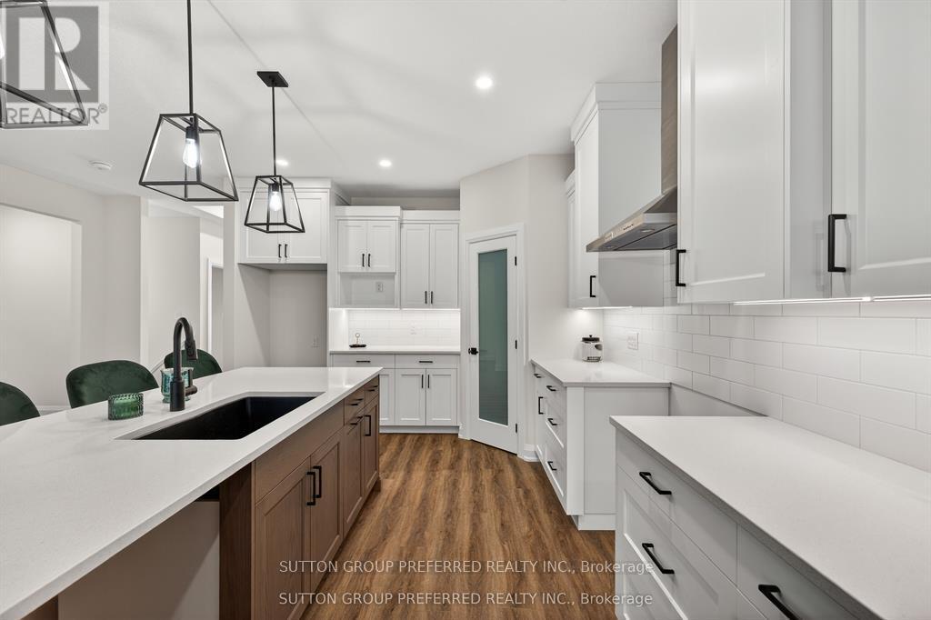 #28 175 GLENGARIFF DRIVE - 11