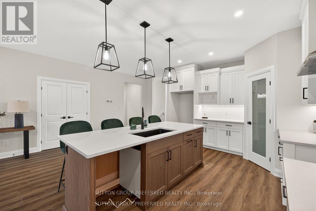 #28 175 GLENGARIFF DRIVE - 13