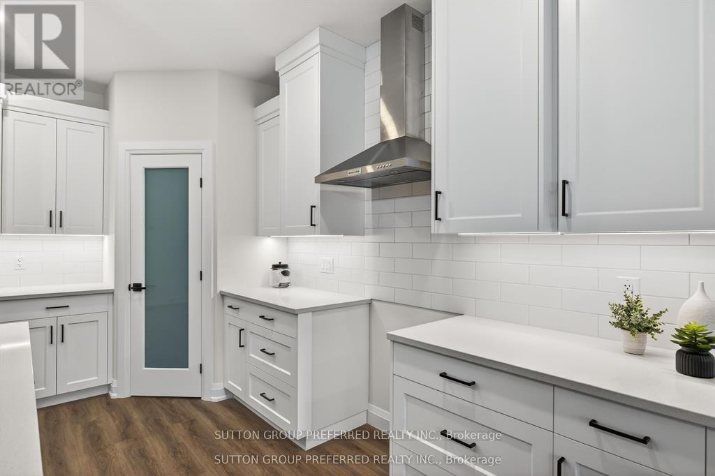 #28 175 GLENGARIFF DRIVE - 14