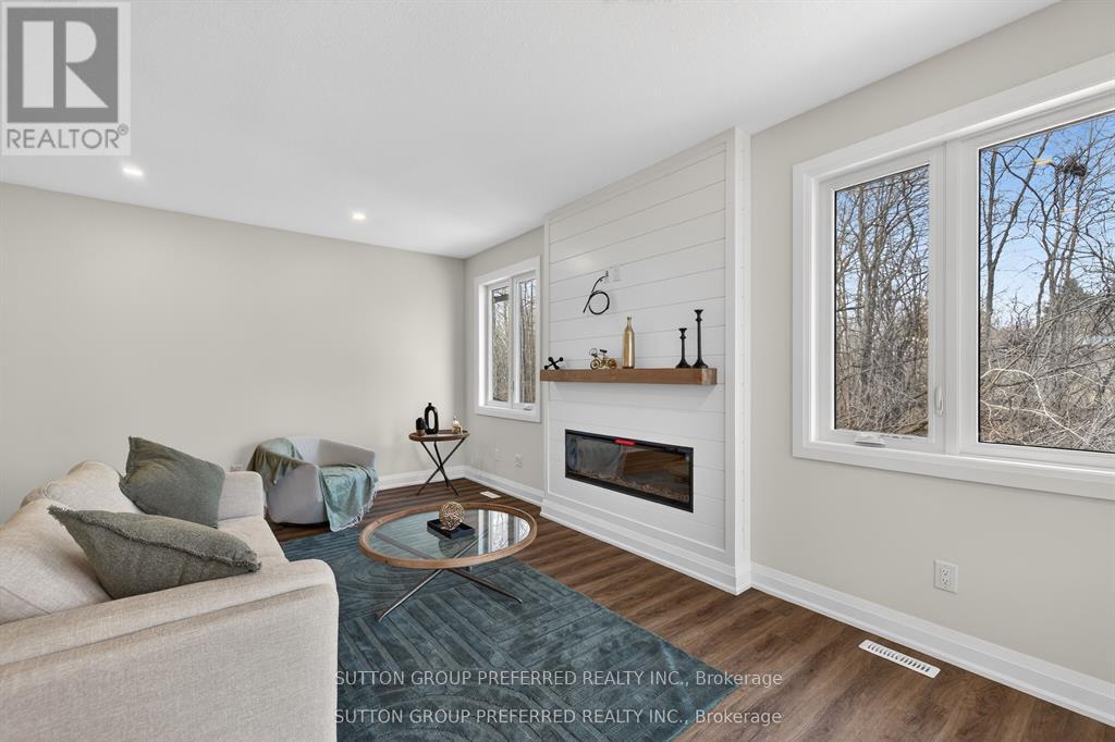 #28 175 GLENGARIFF DRIVE - 18
