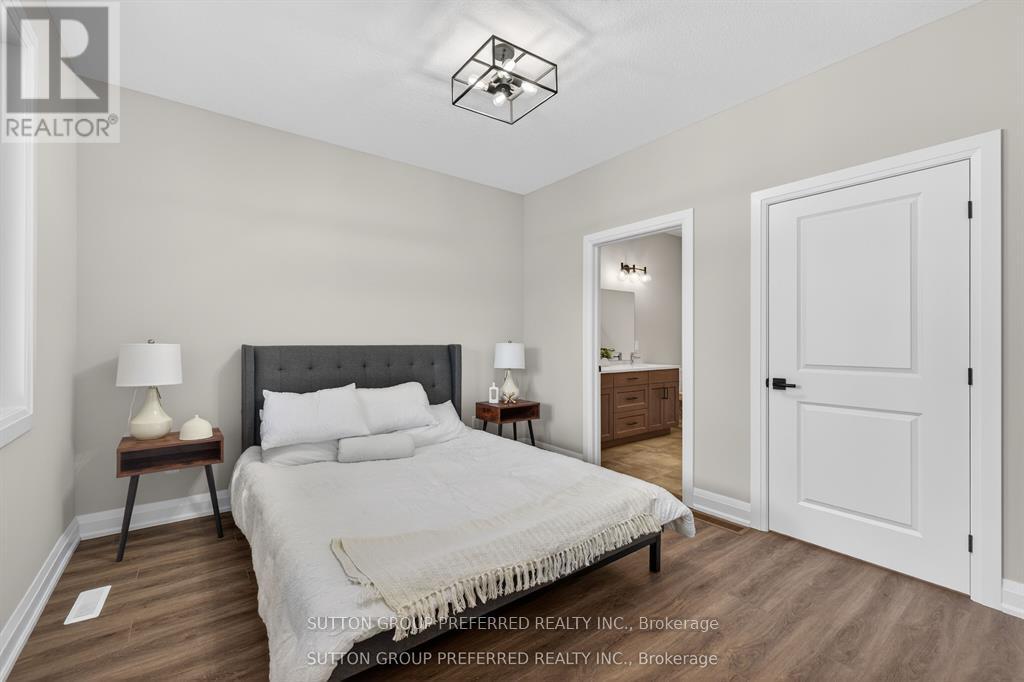 #28 175 GLENGARIFF DRIVE - 21