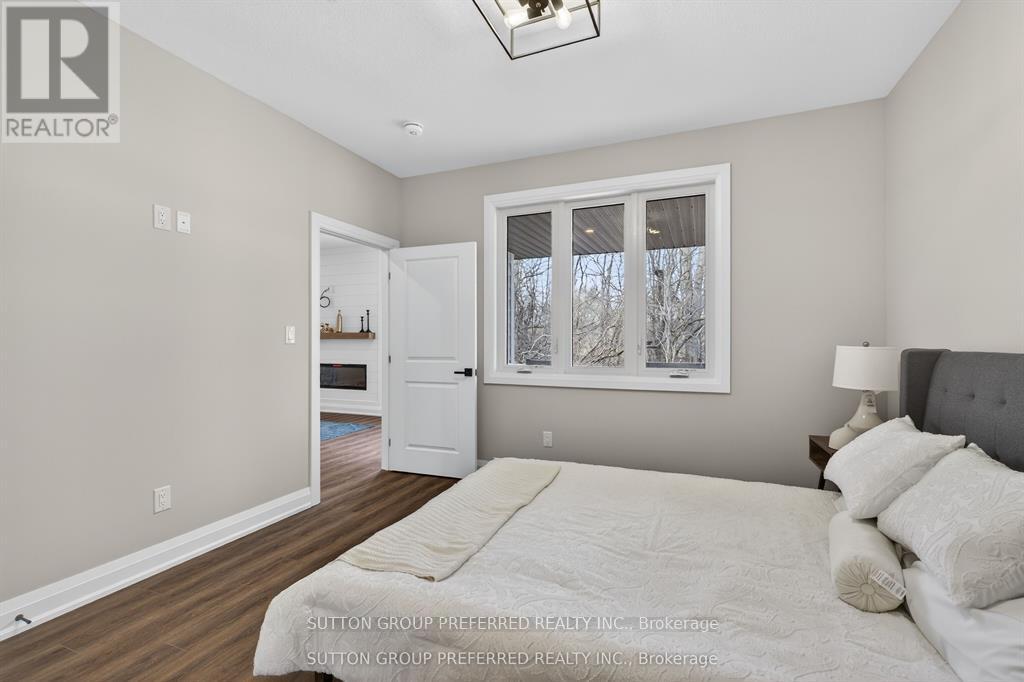 #28 175 GLENGARIFF DRIVE - 22