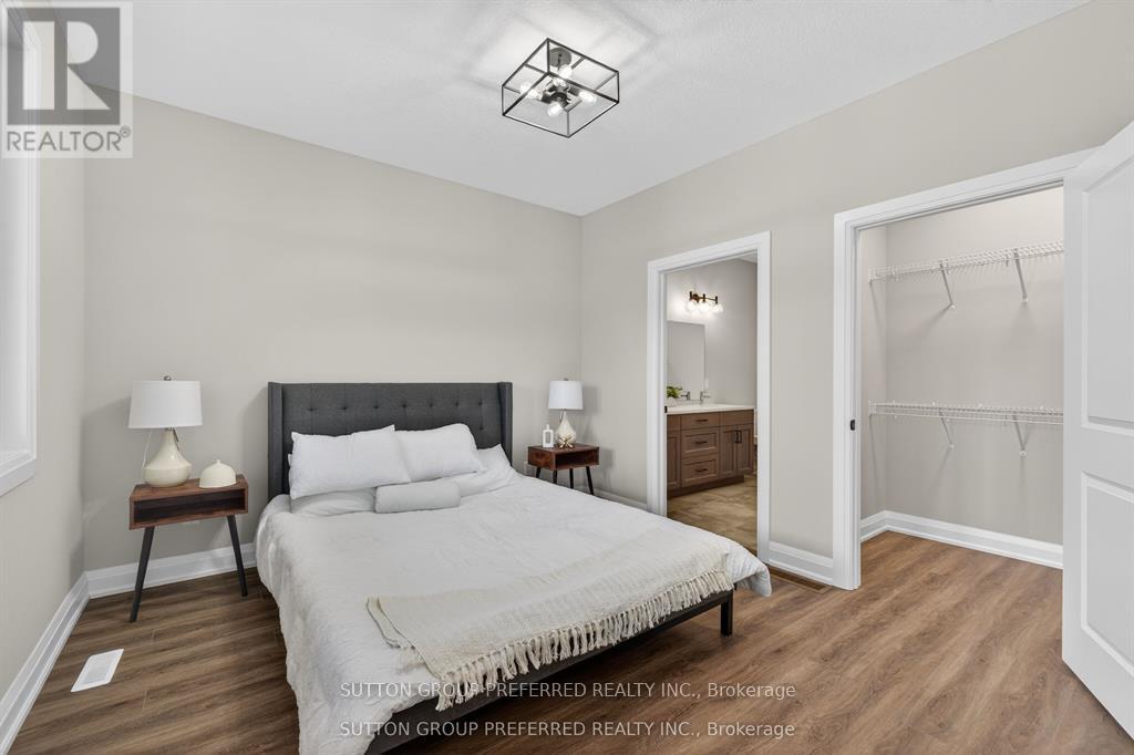 #28 175 GLENGARIFF DRIVE - 23