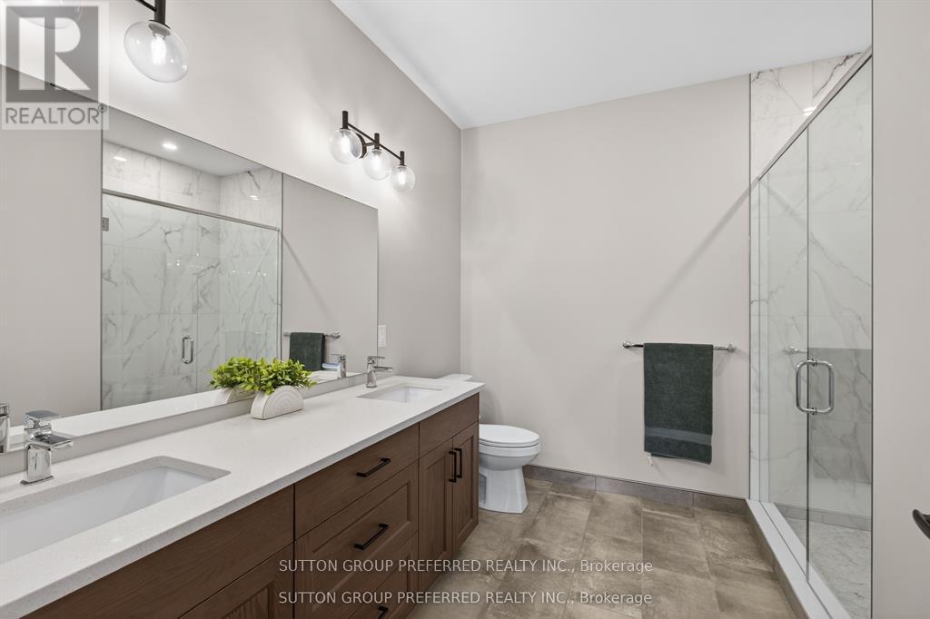 #28 175 GLENGARIFF DRIVE - 24