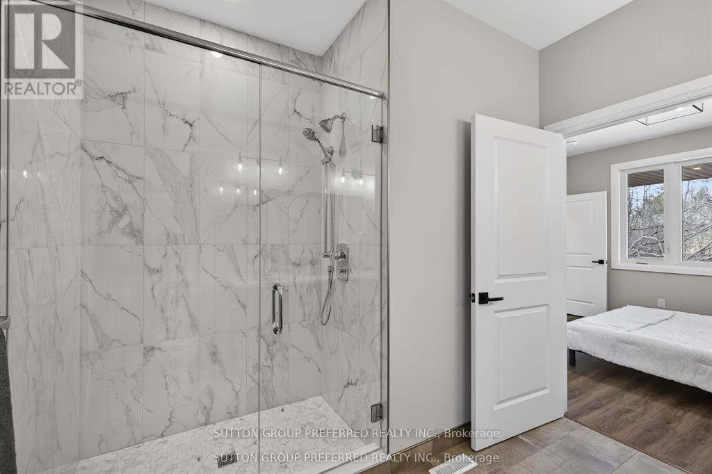 #28 175 GLENGARIFF DRIVE - 25