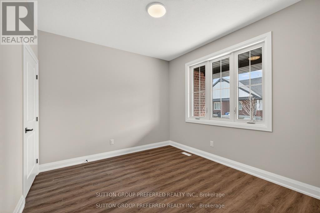 #28 175 GLENGARIFF DRIVE - 3